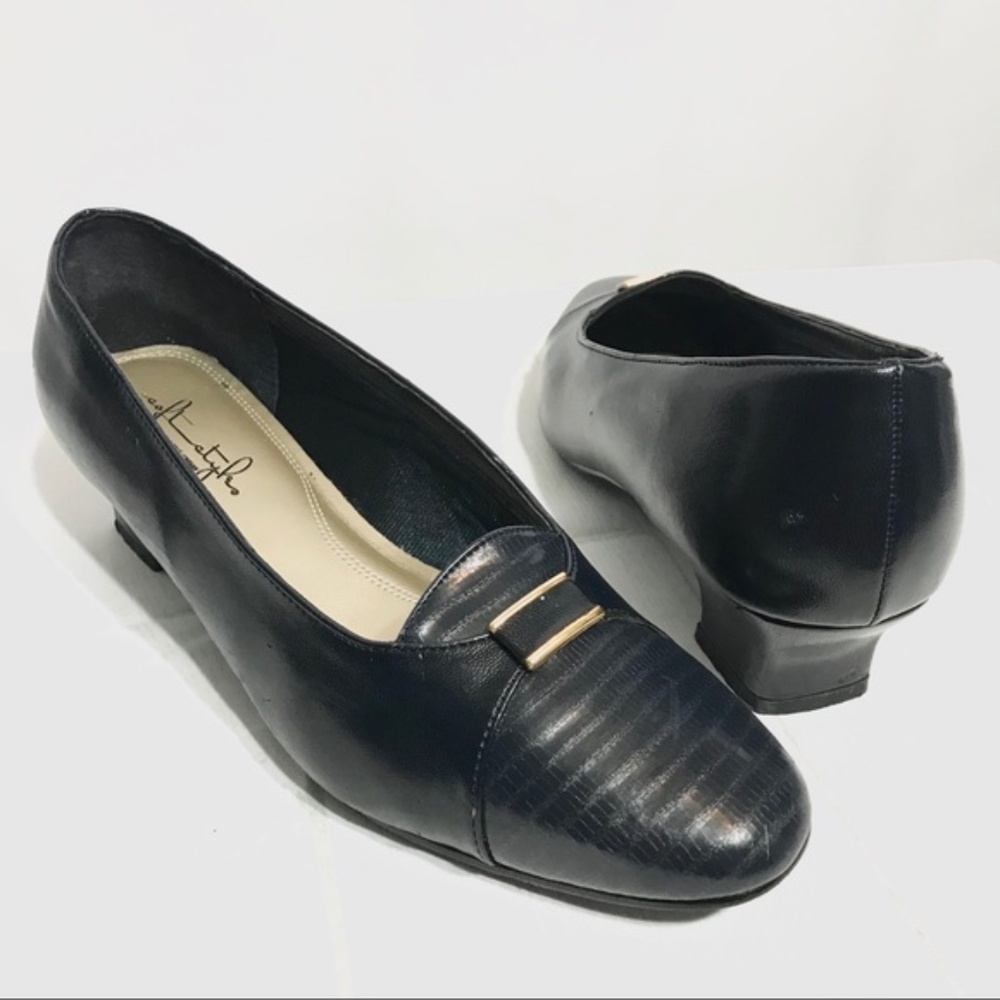 Hush Puppies Navy Blue Kitten Heels Pumps Size 9M